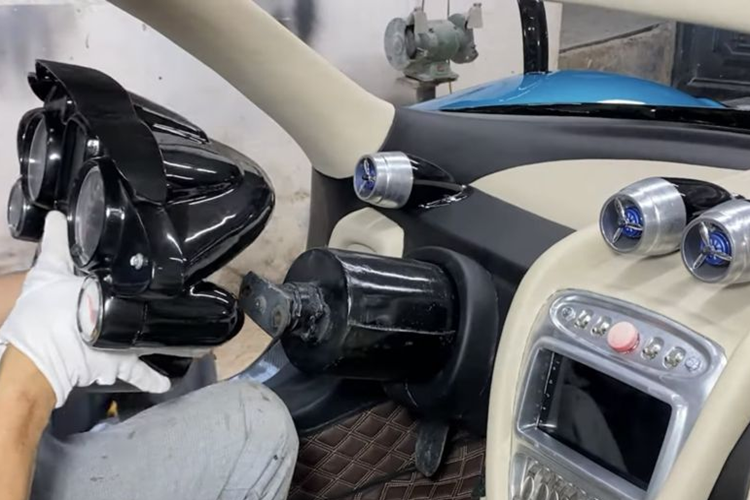 Khung gầm, thân vỏ đều được nhóm dựng lên từ các vật liệu sắt, thép, đất sét và composite. Dù vậy, chiếc Pagani Huayra 1:1 này vẫn được hoàn thiện vô cùng trau chuốt và tỉ mỉ. Các chi tiết như đèn pha mắt cú, gương chiếu hậu, cản trước/sau, ốp sườn cho đến bộ cửa cánh chim đều gần như “sao y bản chính”.