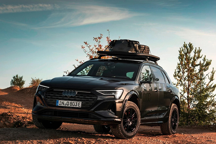 Audi là hãng xe luôn thích tạo ra các phiên bản đặc biệt của những dòng sản phẩm hiện có và Audi Q8 e-tron Dakar bản off-road năm trong số đò.