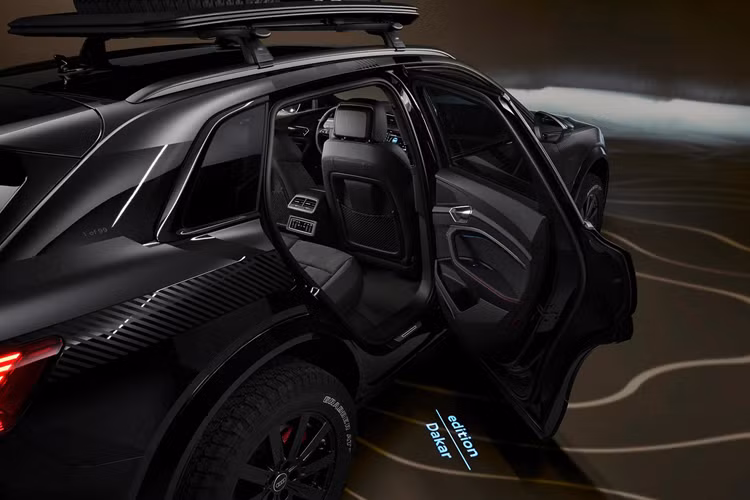 Xe trang bị pin dung lượng tổng 114 kWh, trong đó 106 kWh là phần có thể sử dụng được để cung cấp năng lượng, mang đến phạm vi hoạt động khoảng 459 km theo chu trình EPA.