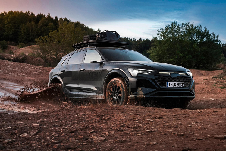 Phiên bản đặc biệt Audi Q8 e-tron edition Dakar 2024 mới lần này là Q8 e-tron Dakar, lấy cảm hứng từ chiếc RS Q e-tron, mẫu xe được Audi Sport thiết kế để tranh tài trong cuộc đua Dakar Rally và liên tục cải tiến trong vài năm qua.