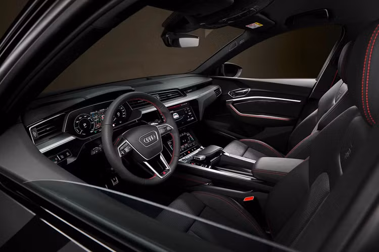 Phiên bản đặc biệt này dựa trên Q8 55 e-tron, vận hành bằng 2 mô-tơ điện truyền sức kéo đến cả 4 bánh xe với công suất tối đa 402 mã lực và mô-men xoắn cực đại 664 Nm.