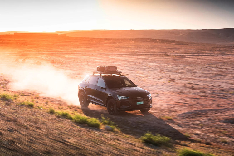 So với Q8 e-tron tiêu chuẩn, những chiếc bản đặc biệt Dakar này được tinh chỉnh để gia tăng khoảng sáng gầm xe thêm 31 mm nữa. Chúng cũng được lắp đặt sẵn bộ lốp địa hình General Grabber AT3, vừa đảm bảo khả năng vận hành vừa củng cố cho vẻ ngoài hầm hố hơn.