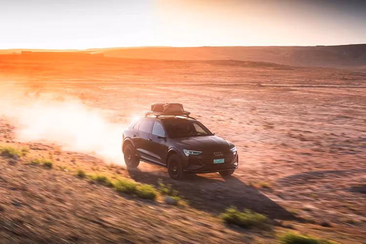 So với Q8 e-tron tiêu chuẩn, những chiếc bản đặc biệt Dakar này được tinh chỉnh để gia tăng khoảng sáng gầm xe thêm 31 mm nữa. Chúng cũng được lắp đặt sẵn bộ lốp địa hình General Grabber AT3, vừa đảm bảo khả năng vận hành vừa củng cố cho vẻ ngoài hầm hố hơn.