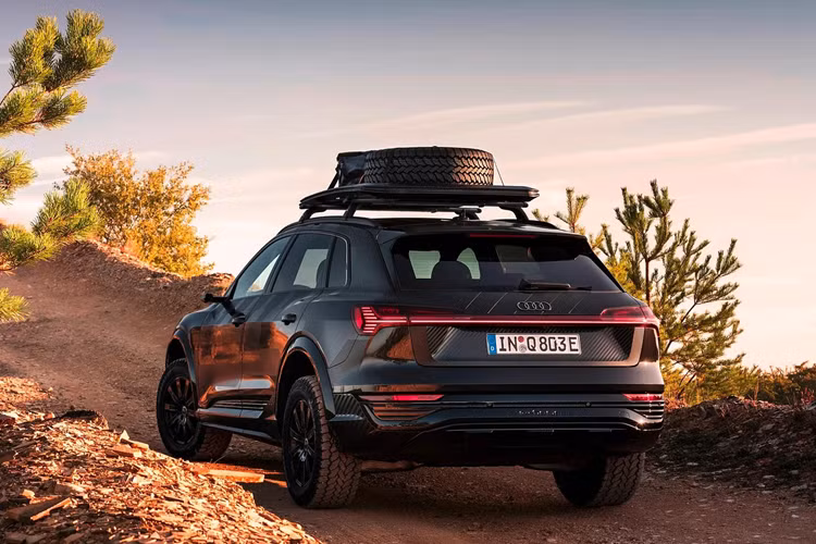 Cụ thể mẫu xe mới nhất được áp dụng là chiếc SUV chạy điện Q8 e-tron, vốn đang là dòng xe bán chạy bậc nhất của nhà sản xuất đến từ Ingolstadt và vừa được chuyển sang đời mới 2024 vào tháng 3 năm ngoái.