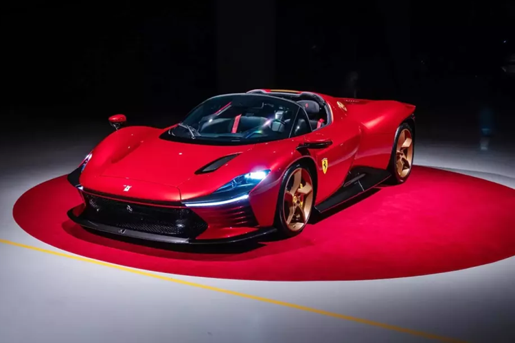 Chiếc siêu xe triệu đô la Ferrari Daytona SP3 của đại gia Singapore được hoàn thiện với màu sơn Rosso Magma tuyệt vời và điểm nhấn là 1 số chi tiết được sơn màu vàng Satin.