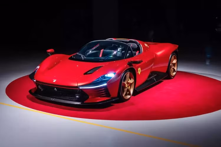 Chiếc siêu xe triệu đô la Ferrari Daytona SP3 của đại gia Singapore được hoàn thiện với màu sơn Rosso Magma tuyệt vời và điểm nhấn là 1 số chi tiết được sơn màu vàng Satin.