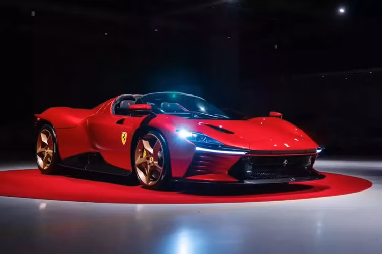 Mới đây, đại lý chính hãng Ferrari Singapore đã bàn giao 1 chiếc siêu xe Ferrari Daytona SP3 triệu đô cho 1 khách hàng VIP của mình, theo ghi nhận, đây nhiều khả năng chính là chiếc xe Daytona SP3 chính hãng đầu tiên bàn giao tại Đông Nam Á, điều này cho thấy sự chịu chơi rất lớn của các đại gia ở đảo quốc sư tử.