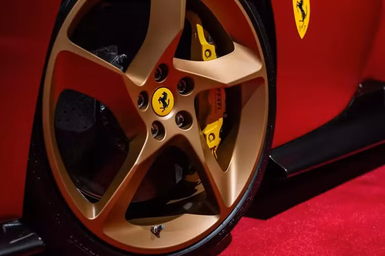 Ở phần đầu xe Daytona SP3 được hãng xe Ferrari trang bị bộ chia gió và cản trước rất ấn tượng gợi nhớ về 330 P4 của năm 1967 nhưng đã được tinh chỉnh lại với mũi xe thấp hơn, chắn bùn được làm rộng ra.