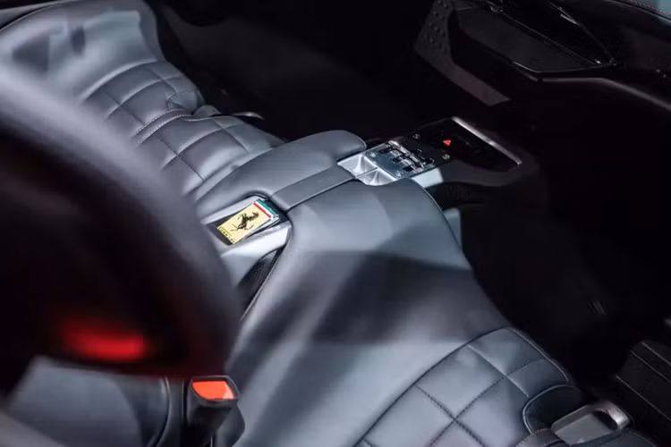 Phần đuôi xe Ferrari Daytona SP3 gây ấn tượng với thiết kế gần giống một chiếc xe concept dải đèn LED nằm ngang tích hợp đèn hậu, cánh gió có thể đóng mở theo tốc độ và phía dưới có các bộ khuếch tán gió làm bằng sợi carbon.