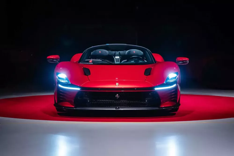 Ferrari Daytona SP3 giới hạn chỉ sản xuất đúng 599 chiếc trên toàn thế giới, nhưng không phải vì thế mà ai có tiền cũng tậu được, thay vào đó, hãng xe Ý sẽ chỉ định người mua, trong đó, đã có 1 xe được bàn giao cho đại gia Singapore với giá chưa thuế 55 tỷ đồng.