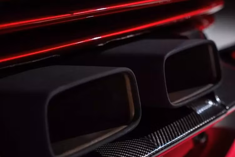 Siêu xe triệu đô Ferrari Daytona SP3 được trang bị khối động cơ V12, dung tích 6.5 lít, hút khí tự nhiên, bơm ra công suất tối đa 829 mã lực và mô-men xoắn cực đại 697 Nm.