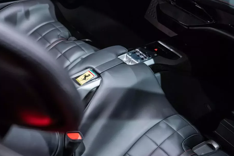 Phần đuôi xe Ferrari Daytona SP3 gây ấn tượng với thiết kế gần giống một chiếc xe concept dải đèn LED nằm ngang tích hợp đèn hậu, cánh gió có thể đóng mở theo tốc độ và phía dưới có các bộ khuếch tán gió làm bằng sợi carbon.