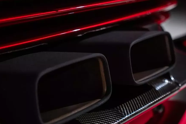 Siêu xe triệu đô Ferrari Daytona SP3 được trang bị khối động cơ V12, dung tích 6.5 lít, hút khí tự nhiên, bơm ra công suất tối đa 829 mã lực và mô-men xoắn cực đại 697 Nm.