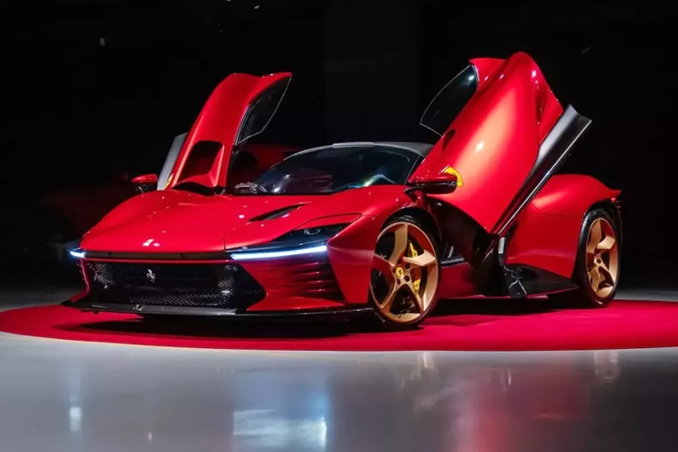 Hãng siêu xe Ferrari chỉ sản xuất giới hạn 599 chiếc Daytona SP3 trên toàn thế giới, trong đó, 499 khách hàng mua xe Ferrari Monza được đặt cách có vé mời đầu tiên và các nhà sưu tập này tất nhiên không thể từ chối, 100 suất còn lại dành cho các chủ nhân bộ sưu tập Ferrari nổi tiếng trên toàn cầu.