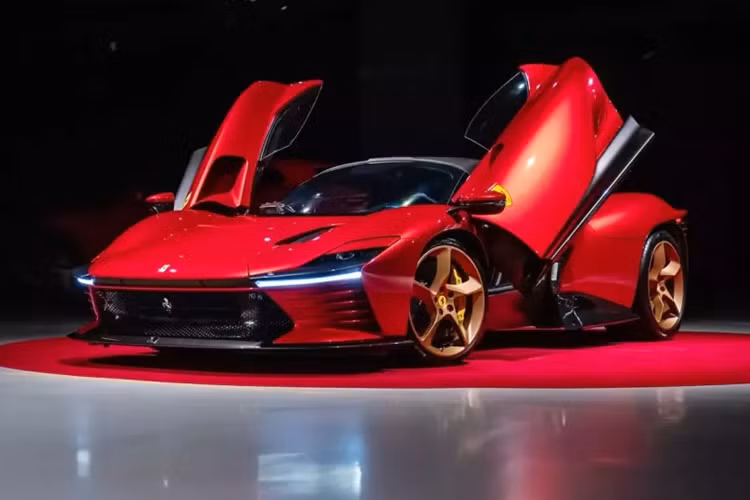 Hãng siêu xe Ferrari chỉ sản xuất giới hạn 599 chiếc Daytona SP3 trên toàn thế giới, trong đó, 499 khách hàng mua xe Ferrari Monza được đặt cách có vé mời đầu tiên và các nhà sưu tập này tất nhiên không thể từ chối, 100 suất còn lại dành cho các chủ nhân bộ sưu tập Ferrari nổi tiếng trên toàn cầu.