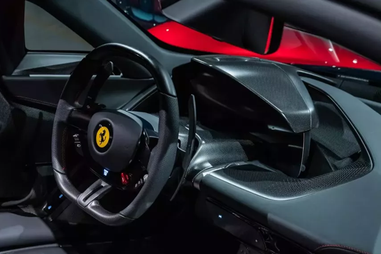 Đèn pha LED có cấu trúc phức tạp và cơ chế bật lên, tấm chắn có thể đóng mở và còn có các đường lướt gió ngang. Giống với LaFerrari, SP3 sử dụng cửa mở cánh bướm với các khe thoát khi ấn tượng, kính chắn gió thiết kế hình vòm.