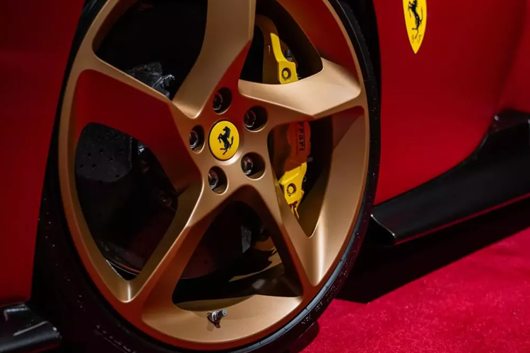 Ở phần đầu xe Daytona SP3 được hãng xe Ferrari trang bị bộ chia gió và cản trước rất ấn tượng gợi nhớ về 330 P4 của năm 1967 nhưng đã được tinh chỉnh lại với mũi xe thấp hơn, chắn bùn được làm rộng ra.