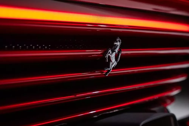 2 ống xả hình thang được đặt trên cao đủ sức hấp dẫn sẽ mang tới âm thanh dữ đội của động cơ V12. Ngoài ra, bộ la-zăng 5 chấu đi kèm lốp Pirelli P Zero Corsa được phát triển riêng cho Daytona SP3.