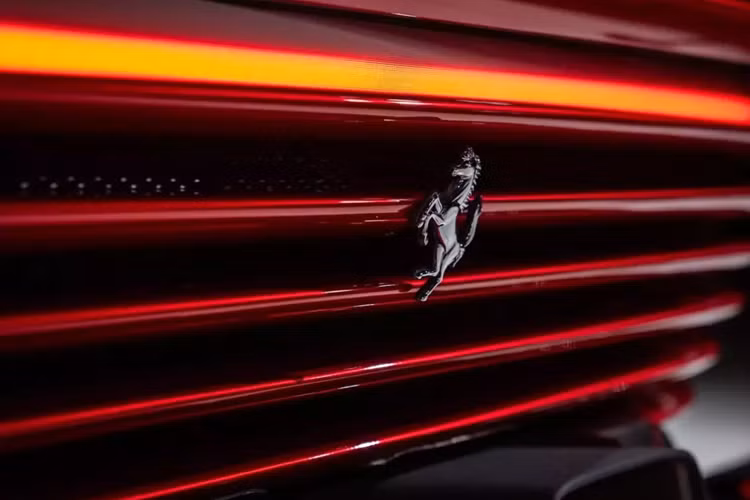 2 ống xả hình thang được đặt trên cao đủ sức hấp dẫn sẽ mang tới âm thanh dữ đội của động cơ V12. Ngoài ra, bộ la-zăng 5 chấu đi kèm lốp Pirelli P Zero Corsa được phát triển riêng cho Daytona SP3.