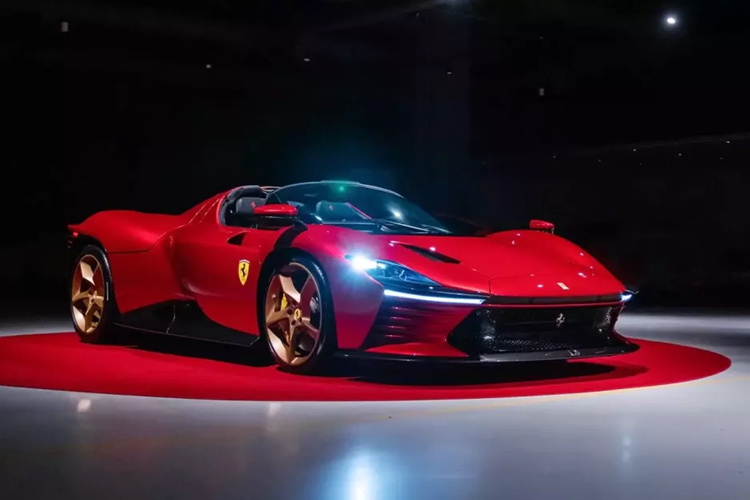 Mới đây, đại lý chính hãng Ferrari Singapore đã bàn giao 1 chiếc siêu xe Ferrari Daytona SP3 triệu đô cho 1 khách hàng VIP của mình, theo ghi nhận, đây nhiều khả năng chính là chiếc xe Daytona SP3 chính hãng đầu tiên bàn giao tại Đông Nam Á, điều này cho thấy sự chịu chơi rất lớn của các đại gia ở đảo quốc sư tử.