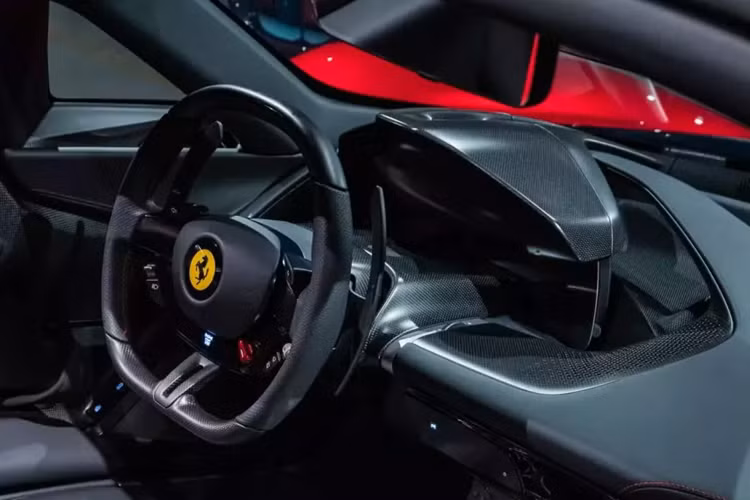 Đèn pha LED có cấu trúc phức tạp và cơ chế bật lên, tấm chắn có thể đóng mở và còn có các đường lướt gió ngang. Giống với LaFerrari, SP3 sử dụng cửa mở cánh bướm với các khe thoát khi ấn tượng, kính chắn gió thiết kế hình vòm.