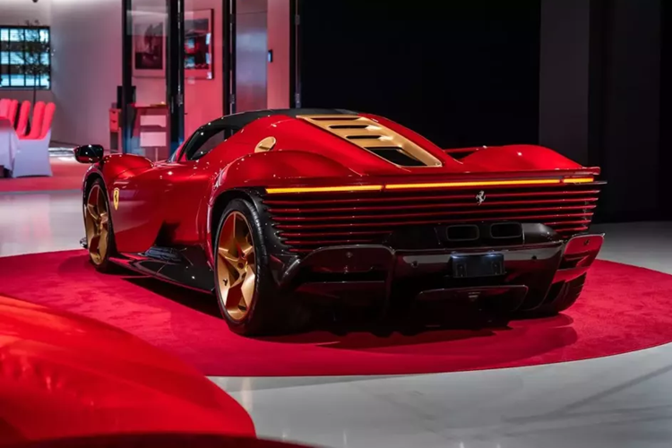 Nội công của xe Daytona SP3 sẽ được truyền tới hệ dẫn động cầu sau và hộp số ly hợp kép 8 cấp F1 với sự hỗ trợ của bộ vi sai chống trượt, nhờ đó, siêu phẩm hypercar mới nhất của nhà Ferrari tăng tốc từ vị trí xuất phát 100 km/h chỉ trong thời gian 2,85 giây.