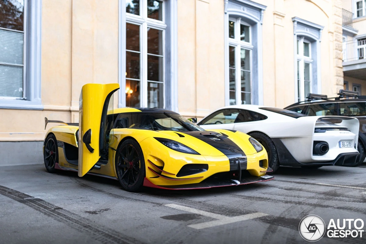 Ra mắt lần đầu tại triển lãm Geneva Motor Show 2015, Koenigsegg Agera RS là phiên bản nâng cấp của biến thể Agera R. Mỗi chiếc đều có thể được cá nhân hóa và đặt tên theo ý muốn của chủ xe.