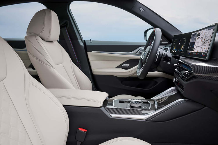 Bên trong nội thất, thương hiệu ra mắt có hai tùy chọn vô lăng mới bao gồm một loại vô lăng hai chấu dành cho mẫu xe tiêu chuẩn và loại vô lăng ba chấu đáy phẳng dành cho phiên bản M Sport.