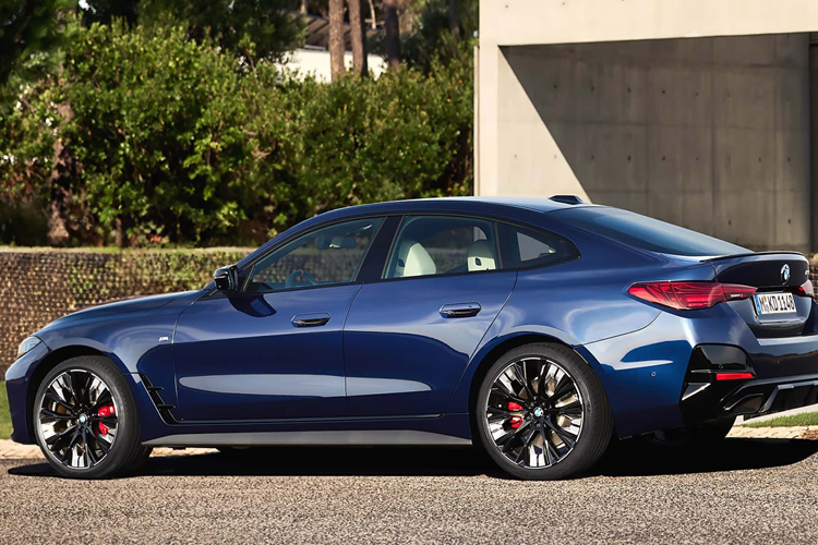 Phiên bản BMW M440i Gran Coupe 2025 mới sẽ có khả năng sản sinh mức công suất 386 mã lực và mô-men xoắn 540 Nm, tăng một ít so với mức công suất 382 mã lực của thế hệ trước đó. Ngoài ra, cả hai biến thể động cơ đều được trang bị kết hợp với hộp số tự động tám cấp.