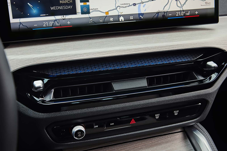 Thương hiệu cũng ra mắt các thiết kế mâm xe mới và BMW cũng đã điều chỉnh thiết kế của lưới tản nhiệt hình quả thận.