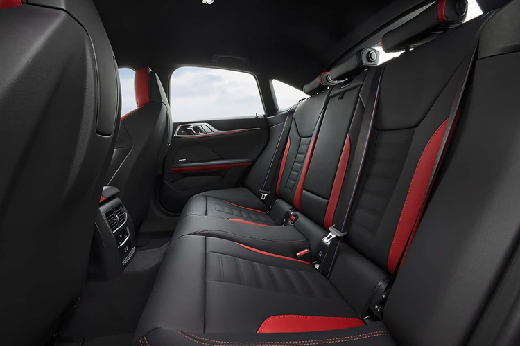 Các phiên bản M440i và i4 M50 được trang bị tiêu chuẩn với đèn chiếu sáng LED thích ứng, những phiên bản khác thì đây là tùy chọn và ngoài ra, xe còn được trang bị đèn hậu laser phía sau lấy từ M4 CSL.