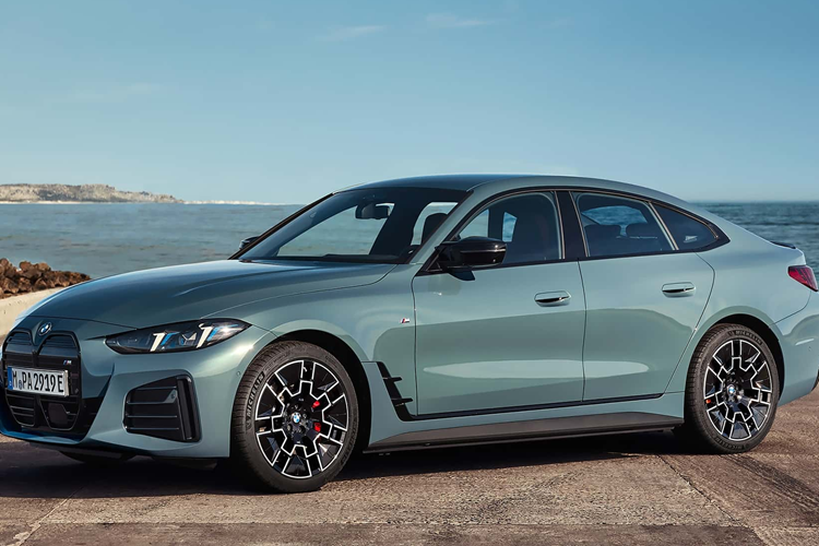 Phiên bản chạy điện BMW i4 vẫn được giữ nguyên thiết lập động cơ điện, tuy nhiên tất cả những dòng xe thuộc 4 Series Gran Coupe đều được tinh chỉnh về thiết kế.