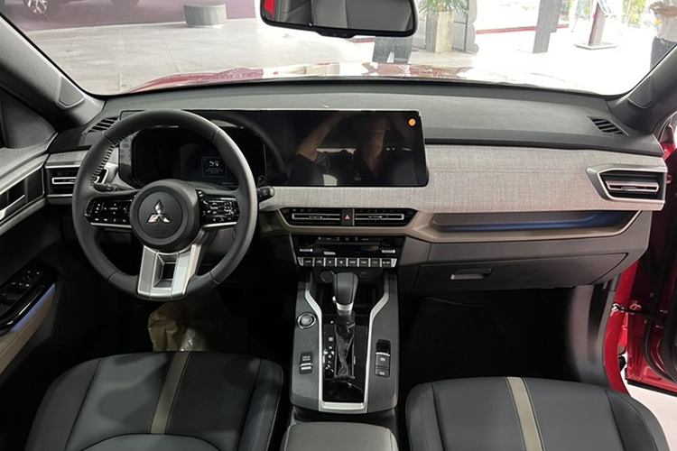 “Tân binh” nhà Mitsubishi sở hữu kích thước dài x rộng x cao lần lượt là 4.390 x 1.810 x 1.660 mm, đi kèm chiều dài cơ sở 2.650 mm và khoảng sáng gầm 222 mm.