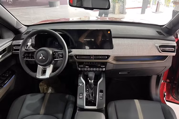 “Tân binh” nhà Mitsubishi sở hữu kích thước dài x rộng x cao lần lượt là 4.390 x 1.810 x 1.660 mm, đi kèm chiều dài cơ sở 2.650 mm và khoảng sáng gầm 222 mm.