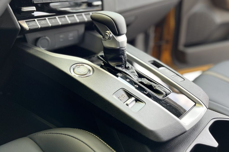 Trong khi các bản cao hơn sẽ có thêm đèn sương mù LED, mâm hợp kim 18-inch và ngoại thất hai tông màu. So với các phiên bản còn lại, Mitsubishi Xforce Ultimate sẽ sở hữu nhiều trang bị tiện ích cao cấp hơn như cốp mở điện rảnh tay (đá cốp), hệ thống âm thanh Dynamic Sound Yamaha Premium