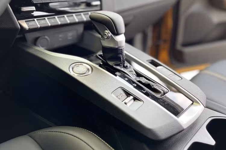 Trong khi các bản cao hơn sẽ có thêm đèn sương mù LED, mâm hợp kim 18-inch và ngoại thất hai tông màu. So với các phiên bản còn lại, Mitsubishi Xforce Ultimate sẽ sở hữu nhiều trang bị tiện ích cao cấp hơn như cốp mở điện rảnh tay (đá cốp), hệ thống âm thanh Dynamic Sound Yamaha Premium