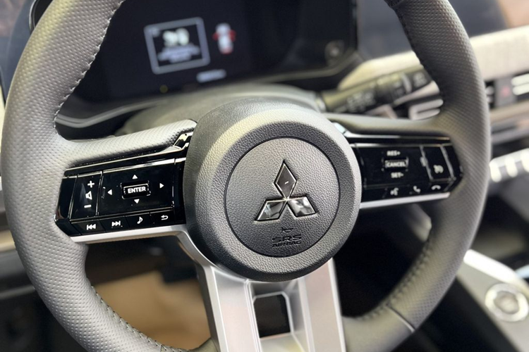 Mitsubishi Xforce có thiết kế nội ngoại thất gần như giống hệt bản XFC Concept từng được hãng xe Nhật Bản giới thiệu tại Việt Nam vào cuối năm ngoái, chỉ loại bỏ một số chi tiết không phù hợp để sản xuất thương mại.