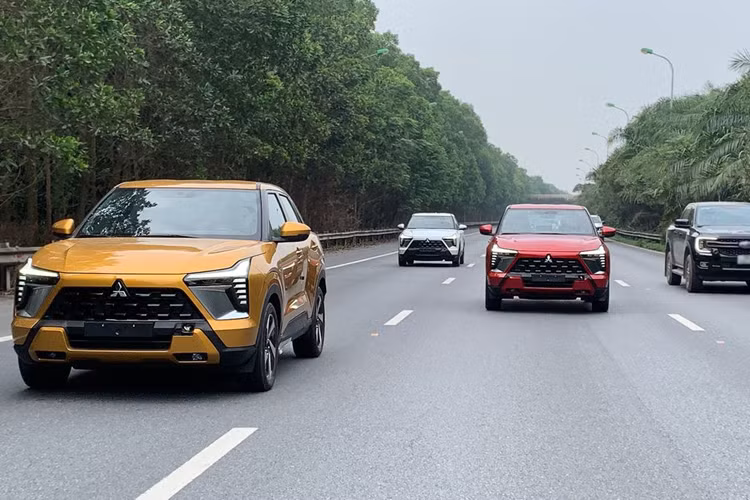 Về truyền động, Mitsubishi Xforce Ultimate vẫn dùng động cơ xăng 1.5L cho công suất 104 mã lực và mô-men xoắn 141 Nm, kết hợp với hộp số tự động CVT và hệ dẫn động cầu trước. Xe có 4 chế độ lái gồm: bình thường, sỏi đá, bùn lầy và lần đầu tiên có chế độ chạy đường trơn trượt, hệ thống treo trước MacPherson.