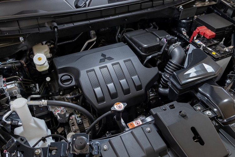 Ngoài ra, Mitsubishi Xforce Ultimate vẫn được trang bị tiêu chuẩn màn hình trung tâm 12,3 inch cảm ứng đặt chung một cụm với đồng hồ dạng màn hình 8 inch sau vô-lăng có khả năng kết nối Apple CarPlay/Android Auto không dây. Thêm vào đó là nút bấm khởi động, ghế nỉ, tính năng làm mát nước uống.