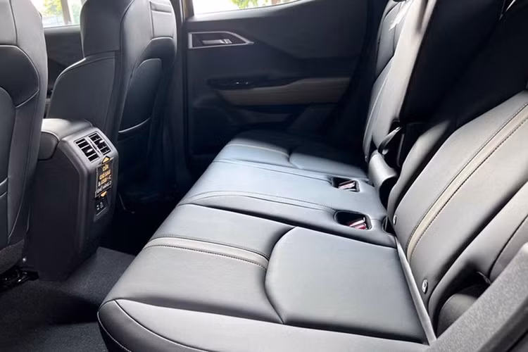 Điều hoà tự động 2 vùng độc lập có cửa gió sau, lọc không khí nanoeX, cổng sạc USB-A, USB-C, phanh đỗ điện tử có tự động giữ,…Chưa hết, xe còn có các tính năng hỗ trợ lái nâng cao (ADAS) như kiểm soát hành trình thích ứng, đèn pha tự động thích ứng, cảnh báo và giảm thiểu va chạm phía trước và thông báo xe phía trước khởi hành.