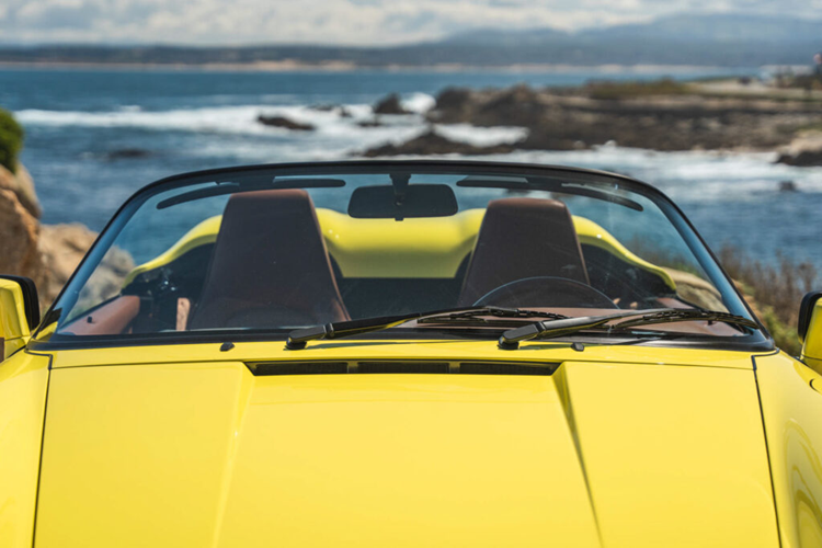 Phiên bản dành cho thị trường châu Âu sẽ co mức công suất mạnh hơn ở mức 228 mã lực và mô-men xoắn 285 Nm. Hơn nữa, vì đây là một chiếc 911 cổ điển nên xe được trang bị hộp số 5 cấp G50 hiện đại hơn nhiều.