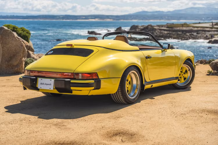 Với diện mạo độc đáo cùng độ mới ấn tượng sau hàng chục năm, chiếc Porsche 911 Speedster đời 1989 đấu giá này chắc hẳn sẽ trở thành một món đồ sưu tập thú vị dành cho những nhà sưu tập xe đam mê Porsche hoặc ưa thích sự độc đáo.
