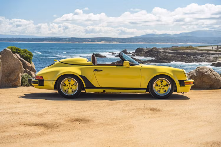 Tuy nhiên, chiếc xe cổ Porsche 911 Speedster đời 1989 này được đưa lên sàn đấu giá với màu sơn vàng nhạt Light Yellow mã màu L117 độc đáo và màu này cũng không có trong bảng màu tiêu chuẩn có sẵn cho dòng xe này vào năm 1989.