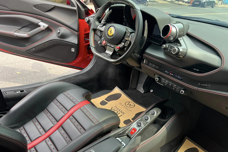 Như vậy, chỉ hơn nửa năm trải nghiệm chiếc siêu xe Ferrari F8 Tributo của Cường Đô la với quãng đường di chuyển chưa quá 100 km, Minh Nhựa đã chính thức sang tay lại siêu ngựa màu đỏ này cho 1 mối chuyên thu mua xe của mình.