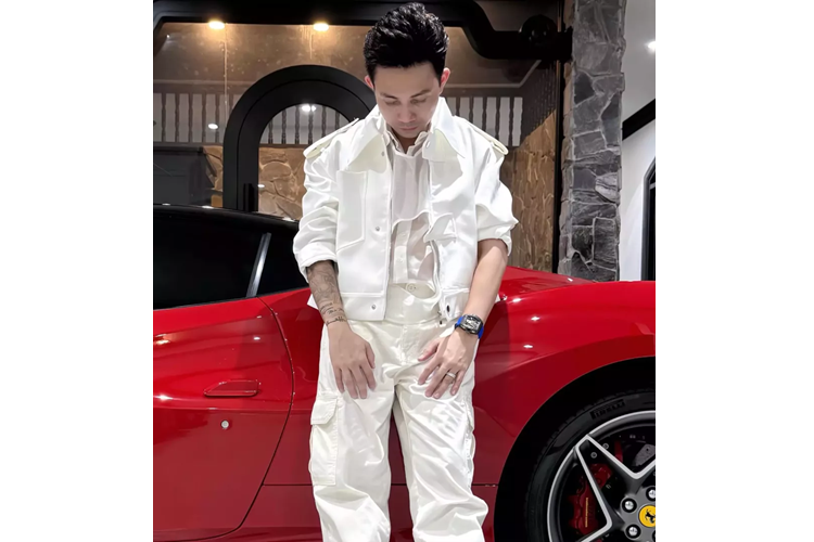 Tìm hiểu được biết, Minh Nhựa mua lại Ferrari F8 Tributo từ Cường Đô la, quá trình mua xe diễn ra từ cuối tháng 5/2023, như vậy, từ lúc mua đến bán lại xe, Minh Nhựa sở hữu Ferrari F8 Tributo chưa đến 1 năm.