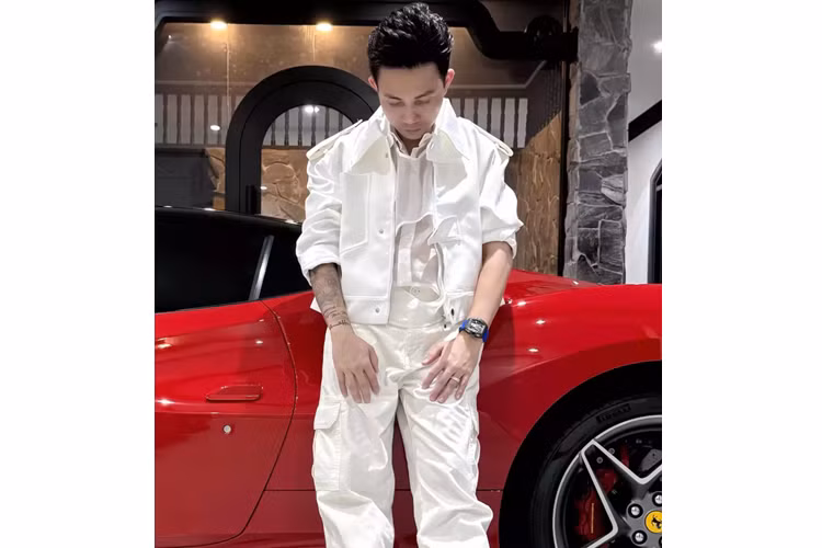 Tìm hiểu được biết, Minh Nhựa mua lại Ferrari F8 Tributo từ Cường Đô la, quá trình mua xe diễn ra từ cuối tháng 5/2023, như vậy, từ lúc mua đến bán lại xe, Minh Nhựa sở hữu Ferrari F8 Tributo chưa đến 1 năm.