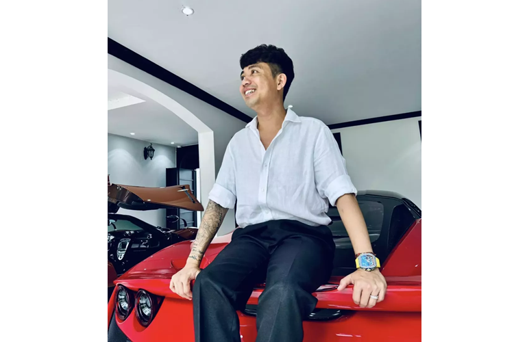 Qua những tấm ảnh của Minh Nhựa chia sẻ lên mạng xã hội không quá khó để nhận ra, chiếc siêu xe Ferrari F8 Tributo của Minh Nhựa mua từ Cường Đô la về chỉ để chụp ảnh, làm bạn làm bè cho Pagani Huayra, 1 số thông tin nội bộ còn tiết lộ rằng, tay chơi xe này lái Ferrari F8 Tributo chưa đến 100 km, chỉ chạy lòng vòng ở Sài Gòn.