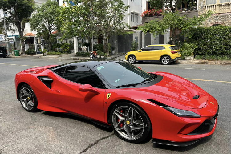 Hãng siêu xe Ý tuyên bố rằng siêu xe Ferrari F8 Tributo có khả năng tăng tốc từ vị trí xuất phát lên 100 km/h chỉ trong thời gian 2,9 giây trước khi chạm ngưỡng tốc độ tối đa lên đến 340 km/h. Mức giá xe Ferrari F8 Tributo khoảng 23 tỷ đồng hoặc thậm chí là lên đến 28 tỷ đồng từ phía nhà phân phối Ferrari Việt Nam.