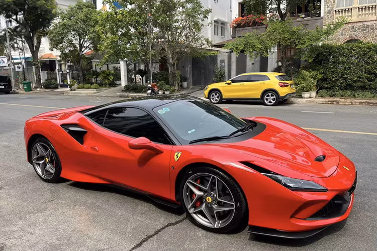 Hãng siêu xe Ý tuyên bố rằng siêu xe Ferrari F8 Tributo có khả năng tăng tốc từ vị trí xuất phát lên 100 km/h chỉ trong thời gian 2,9 giây trước khi chạm ngưỡng tốc độ tối đa lên đến 340 km/h. Mức giá xe Ferrari F8 Tributo khoảng 23 tỷ đồng hoặc thậm chí là lên đến 28 tỷ đồng từ phía nhà phân phối Ferrari Việt Nam.