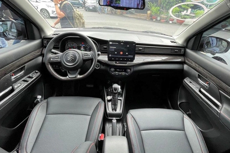 Với dòng xe Suzuki XL7, mức ưu đãi thấp hơn đáng kể, chỉ dừng ở 30 triệu đồng. Mẫu xe này được hỗ trợ 50% lệ phí trước bạ trong tháng 5/2024. Tương tự XL7, Suzuki Swift và Ciaz cũng được ưu đãi 50% lệ phí trước bạ. Ngoài ra, Suzuki Ciaz còn được hãng hỗ trợ 0% lãi suất trong 6 tháng.